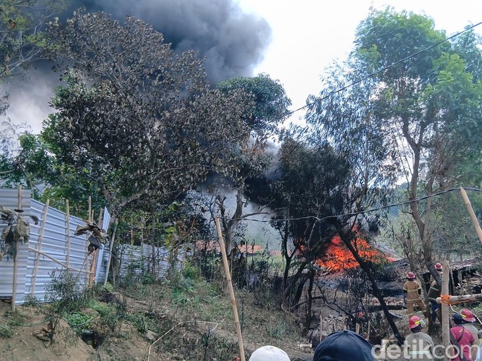 Kondisi sumur minyak yang meledak dan terbakar di Dusun Gedono, Gandu, Bogorejo, Blora, Senin (18/8/2025).
