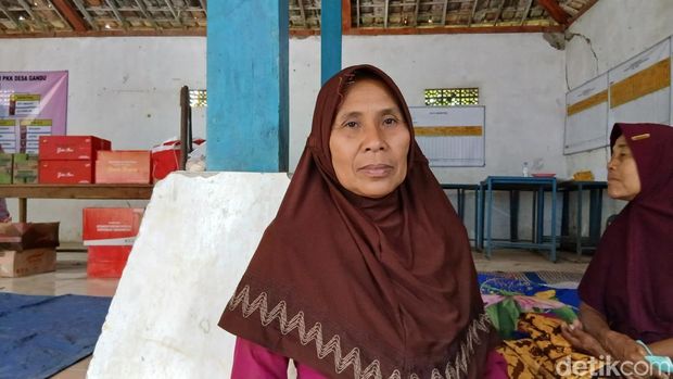 Sarsih, warga Dusun Gendono, Gandu, Bogorejo, Blora, yang rumahnya dekat lokasi meledaknya sumur minyak, saat ditemui Senin (18/8/2025).