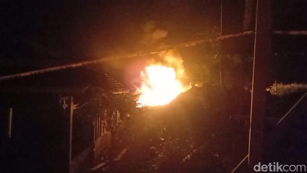 Kondisi sumur minyak yang terbakar di Gendono, Gandu, Bogorejo, Blora, Senin (18/8/2025) malam.