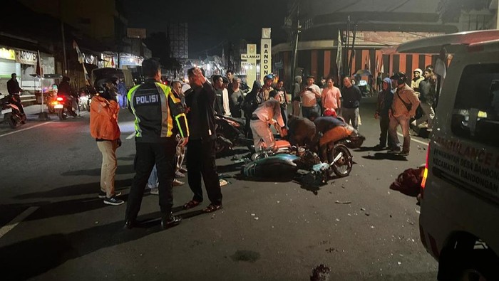 Dua sepeda motor yang terlibat kecelakaan di Bandongan, Kabupaten Magelang, Minggu (17/8/2025) malam.