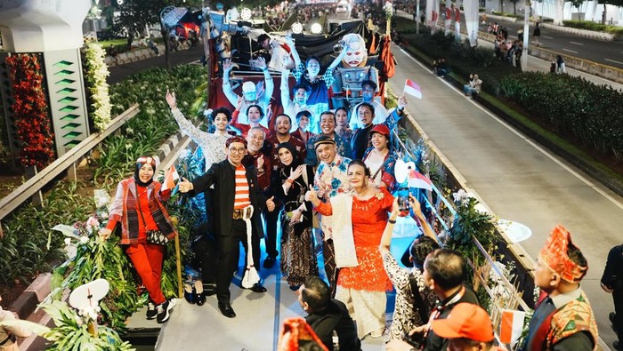 Kementerian Kebudayaan menghadirkan kendaraan hias dengan Kepala Dadak Merak yang gagah dan figur Ganong penuh ekspresi.