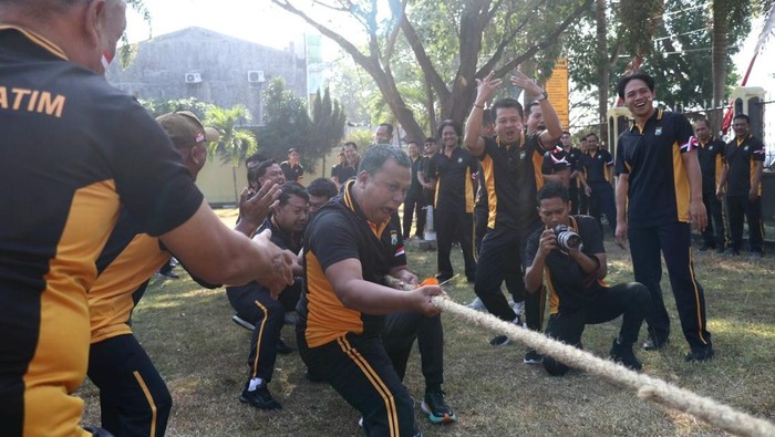 Keseruan lomba tarik tambang di Markas Polres Magetan untuk merayakan HUT ke-80 RI.