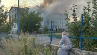 Serangan tersebut menghantam sejumlah bangunan, termasuk gedung apartemen, dan menyebabkan kerusakan parah. REUTERS/Sofiia Gatilova