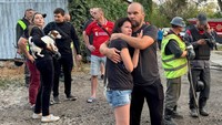 Situasi di lokasi penuh kepanikan dengan tangisan dan teriakan mencari anggota keluarga yang hilang. REUTERS/Vitalii Hnidyi