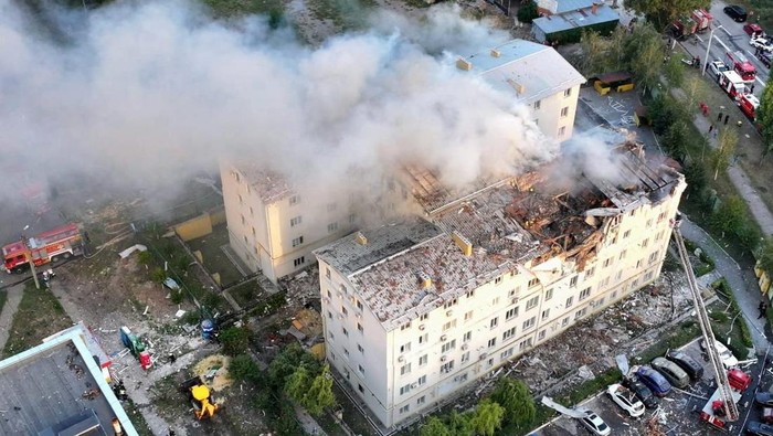 Kharkiv Diguncang Serangan Drone Rusia, Warga Jadi Korban Kharkiv kembali menjadi sasaran serangan pesawat nirawak Rusia pada Senin (18/8/2025). Serangan tersebut menghantam sejumlah bangunan, termasuk gedung apartemen, dan menyebabkan kerusakan parah.