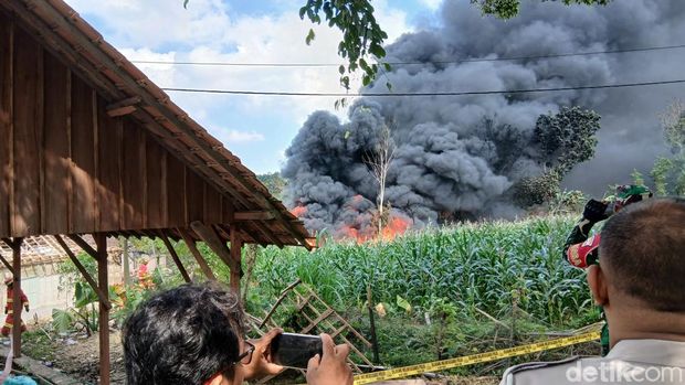 Kondisi kebakaran sumur minyak di Blora belum padam, Senin (18/8/2025).