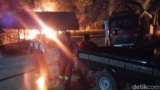 Kondisi sumur minyak di Dukuh Gendono, Desa Gandu, Kecamatan Bogorejo, Blora terbakar, Senin (18/8/2025) dini hari.