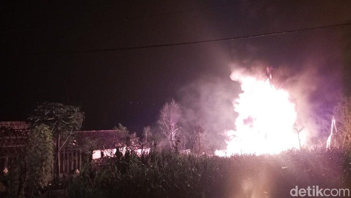Kondisi sumur minyak di Dukuh Gendono, Desa Gandu, Kecamatan Bogorejo, Blora terbakar, Senin (18/8/2025) dini hari.