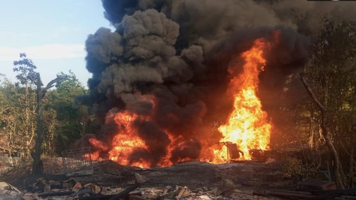 Kondisi sumur minyak di Dukuh Gendono, Desa Gandu, Kecamatan Bogorejo, Blora terbakar, Senin pagi (18/8/2025).