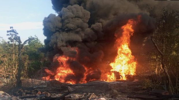 Kondisi sumur minyak di Dukuh Gendono, Desa Gandu, Kecamatan Bogorejo, Blora terbakar, Senin pagi (18/8/2025).