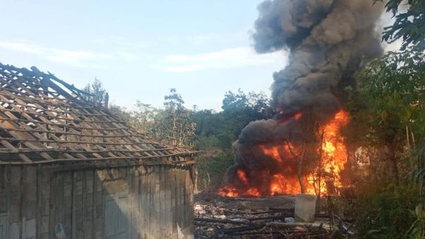 Kondisi sumur minyak di Dukuh Gendono, Desa Gandu, Kecamatan Bogorejo, Blora terbakar, Senin pagi (18/8/2025).
