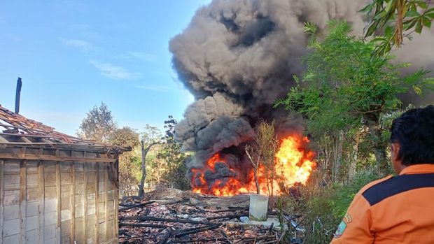 Kondisi sumur minyak di Dukuh Gendono, Desa Gandu, Kecamatan Bogorejo, Blora terbakar, Senin pagi (18/8/2025).