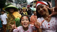Tak hanya menampilkan parade kostum, pawai juga menghadirkan atraksi hiburan rakyat yang disambut antusias masyarakat sekitar.