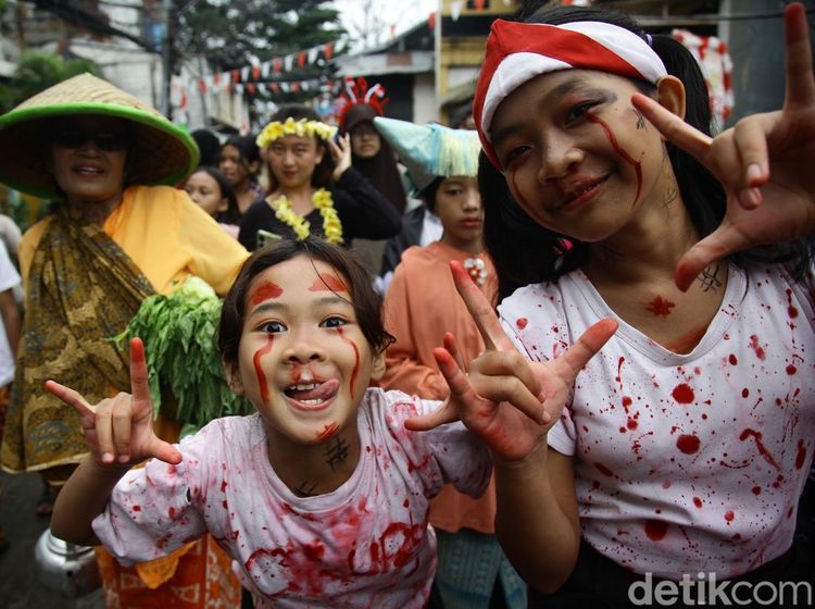 Kostum Kreasi Hiasi Pawai Kemerdekaan di Petamburan