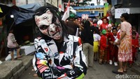 Ratusan warga, mulai dari anak-anak hingga orang dewasa, turut serta dalam pawai kemerdekaan dengan mengenakan kostum kreasi beraneka warna dan tema, di kawasan Jalan Petamburan II, Tanah Abang, Jakarta Pusat, Senin (18/8/2025).
