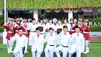 Setelah tiba di sekolah masing-masing, acara dilanjutkan dengan upacara serah terima jabatan pengurus OSIS-MPK periode 2025–2026, prosesi pelepasan jaket pengurus lama dan penyematan jaket baru oleh orang tua, serta penyiraman air bunga menjadi momen emosional sebagai tanda dimulainya amanah kepemimpinan baru di lingkungan Labschool UNJ. Foto: Labschool UNJ
