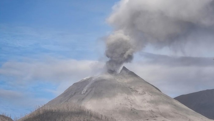 Kolom abu keluar dari kawah saat erupsi Gunung Lewotobi Laki-laki terlihat dari Kabupaten Flores Timur, NTT, Senin (18/8/2025). Berdasarkan data dari Pusat Vulkanologi dan Mitigasi Bencana Geologi (PVMBG) Badan Geologi Kementerian ESDM, Gunung Lewotobi Laki-Laki yang sejak 16 Agustus 2025 statusnya dinaikkan dari level III (siaga) menjadi menjadi level IV atau awas itu pada Senin (18/8) beberapa kali memuntahkan kolom abu dengan ketinggian mencapai empat kilometer. ANTARA FOTO/Gregorio J Gilbert/app/YU
