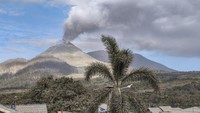 Pusat Vulkanologi dan Mitigasi Bencana Geologi (PVMBG) melaporkan, aktivitas vulkanik meningkat sejak status gunung ini dinaikkan dari Level III (Siaga) menjadi Level IV (Awas) pada 16 Agustus 2025. Sejak itu, erupsi tercatat terjadi beberapa kali dengan lontaran abu vulkanik yang berpotensi membahayakan masyarakat di sekitar lereng. ANTARA FOTO/Gregorio J Gilbert