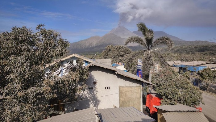 Kolom abu keluar dari kawah saat erupsi Gunung Lewotobi Laki-laki terlihat dari Kabupaten Flores Timur, NTT, Senin (18/8/2025). Berdasarkan data dari Pusat Vulkanologi dan Mitigasi Bencana Geologi (PVMBG) Badan Geologi Kementerian ESDM, Gunung Lewotobi Laki-Laki yang sejak 16 Agustus 2025 statusnya dinaikkan dari level III (siaga) menjadi menjadi level IV atau awas itu pada Senin (18/8) beberapa kali memuntahkan kolom abu dengan ketinggian mencapai empat kilometer. ANTARA FOTO/Gregorio J Gilbert/app/YU
