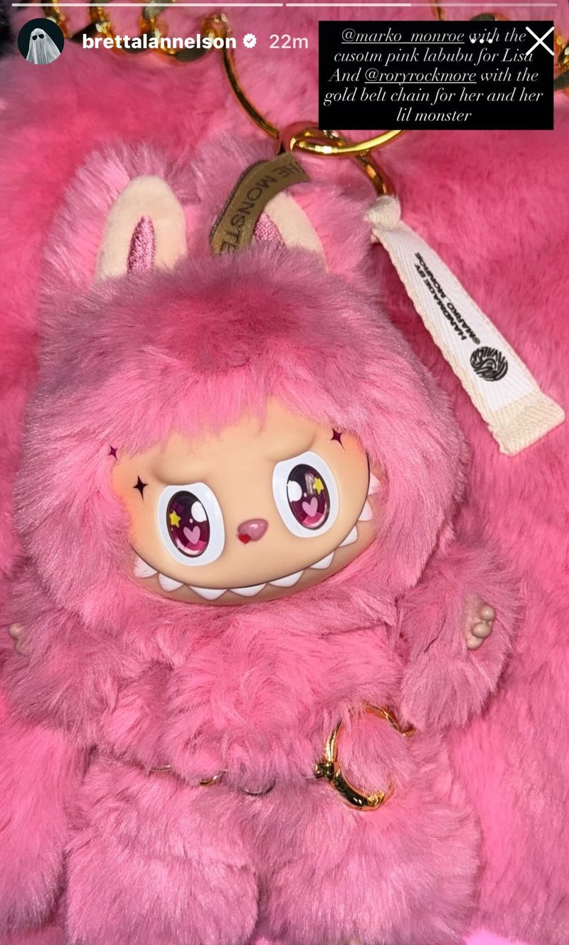 Lisa BLACKPINK pakai kostum panggung bertema Labubu di konser London, Sabtu (16/8/2025).