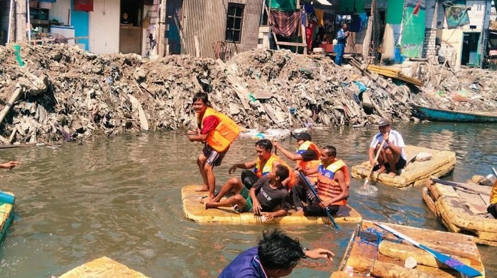 Lomba dayung meriahkan HUT ke-80 RI di Sungai Kalianak.