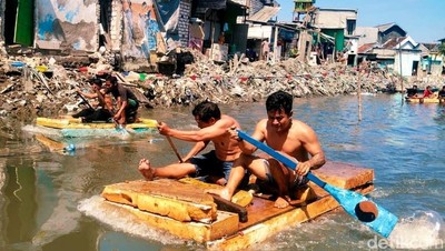 Semringah Warga Kalianak  Gelar Lomba Dayung Usai Normalisasi Sungai