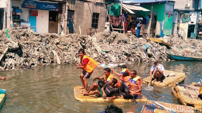 Lomba dayung meriahkan HUT ke-80 RI di Sungai Kalianak.
