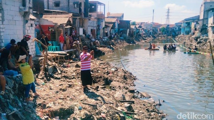 Lomba dayung meriahkan HUT ke-80 RI di Sungai Kalianak.