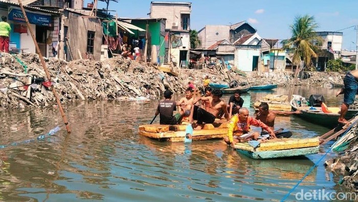 Lomba dayung meriahkan HUT ke-80 RI di Sungai Kalianak.