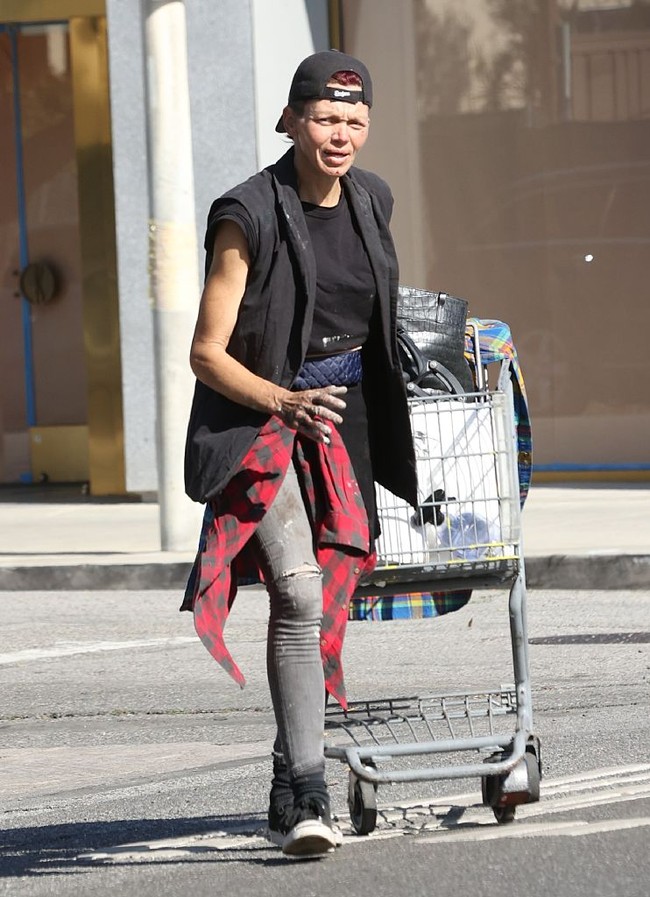 Sudah beberapa tahun terakhir ini Loni Willison menjalani hidup sebagai tunawisma. Loni yang dulu seorang model dan pernah menikah dengan Baywatch, Jeremy Jackson, terlihat berjalan sendirian di kawasan Beverly Hills, California, pada Minggu (18/8/2025), sambil membawa dua tas berisi barang-barang pribadinya. (Foto: GC Images/MEGA)