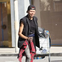 Sudah beberapa tahun terakhir ini Loni Willison menjalani hidup sebagai tunawisma. Loni yang dulu seorang model dan pernah menikah dengan Baywatch, Jeremy Jackson, terlihat berjalan sendirian di kawasan Beverly Hills, California, pada Minggu (18/8/2025), sambil membawa dua tas berisi barang-barang pribadinya. (Foto: GC Images/MEGA)