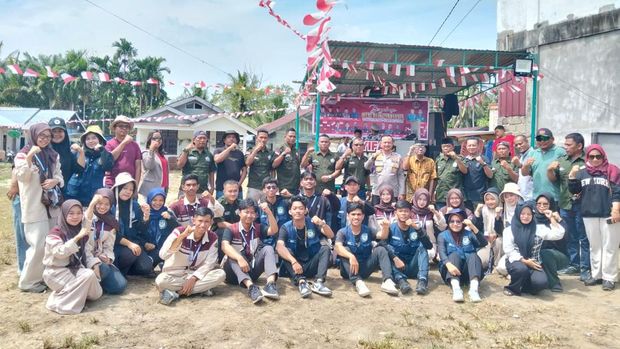 Mahasiswa, DPPK, dan polisi memeriahkan HUT ke-80 RI dengan perlombaan, Minggu (17/8/2025).