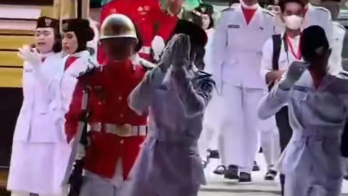 Sejumlah anggota pasukan pengibar bendera (Paskibra) di Kabupaten Mamasa, Sulawesi Barat (Sulbar), menangis histeris usai insiden bendera terbalik saat upacara peringatan HUT ke-80 RI.