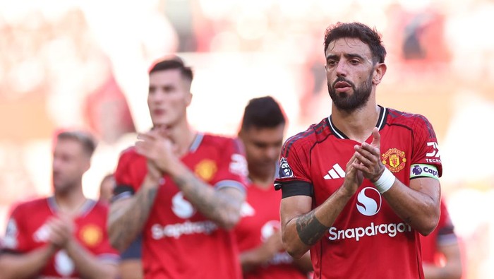 MANCHESTER, ENGLAND - AUGUST 17: Bruno Fernandes of Manchester United  applauds at full time  during the Premier League match between Manchester United and Arsenal at Old Trafford on August 17, 2025 in Manchester, England. (Photo by Robbie Jay Barratt - AMA/Getty Images)