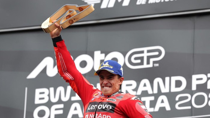 MotoGP - Austrian Grand Prix - Red Bull Ring, Spielberg, Austria - August 17, 2025 Ducati Lenovo Teams Marc Marquez celebrates with a trophy on the podium after winning the Austrian MotoGP REUTERS/Gintare Karpaviciute
