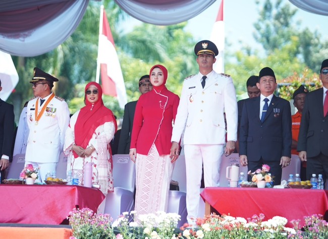 Perayaan Hari Kemerdekaan Indonesia ke-80 menjadi momen spesial bagi Margin Wieheerm. Untuk pertama kalinya, ia hadir dalam upacara resmi di Kabupaten Bandung sebagai istri Wakil Bupati Bandung Ali Syakieb. Penampilannya sukses mencuri perhatian publik berkat gaya anggun dan elegan. Foto: Instagram/@marginw