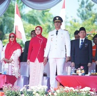 Perayaan Hari Kemerdekaan Indonesia ke-80 menjadi momen spesial bagi Margin Wieheerm. Untuk pertama kalinya, ia hadir dalam upacara resmi di Kabupaten Bandung sebagai istri Wakil Bupati Bandung Ali Syakieb. Penampilannya sukses mencuri perhatian publik berkat gaya anggun dan elegan. Foto: Instagram/@marginw