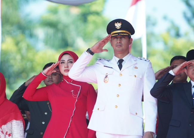 Margin tampil menawan dengan busana bernuansa merah yang dipadukan dengan sentuhan putih. Warna merah tersebut melambangkan semangat nasionalisme di momen HUT RI ke-80 pada 17 Agustus. Foto: Instagram/@marginw