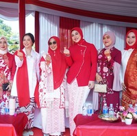 Margin memilih atasan kebaya janggan polos berwarna merah berpadu kain batik putih bermotif warna pink. Atasan yang dikenakan dihiasi detail rantai kecil yang menjuntai di bagian dada sehingga menambah kesan mewah. Foto: Instagram/@marginw