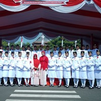 Penampilan Margin dilengkapi dengan hijab merah yang rapi menutup kepalanya memberi kesan anggun sekaligus sopan. Ia juga menenteng tas putih kecil yang senada dengan nuansa merah-putih pada outfitnya. Foto: Instagram/@marginw