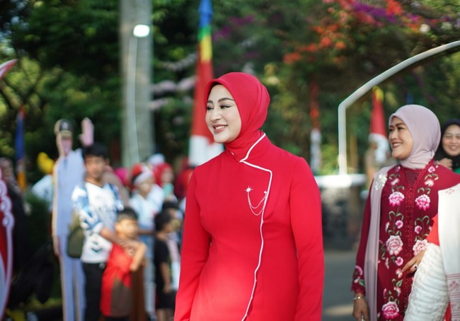 Diketahui busana yang dikenakan Margin merupakan rancangan desainer Asky Febrianti. Penampilan Margin itu pun banjir pujian dari para netizen. Tak sedikit yanv ikut terpukau dengan pesona kecantikan ibu satu orang anak itu. Foto: Instagram/@marginw