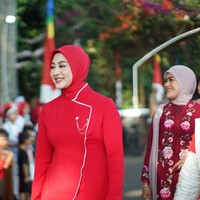 Diketahui busana yang dikenakan Margin merupakan rancangan desainer Asky Febrianti. Penampilan Margin itu pun banjir pujian dari para netizen. Tak sedikit yanv ikut terpukau dengan pesona kecantikan ibu satu orang anak itu. Foto: Instagram/@marginw