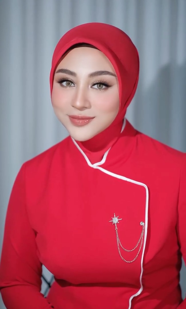 Sementara untuk riasan wajahnya Margin mempercayakan MUA Nanathnadia. Istri Ali Syakieb itu tampil flawless dengan riasan soft glam. Fokus pada area mata yang tegas, sementara bibir diberi warna lembut sehingga wajah terlihat segar. Foto: Instagram/@marginw