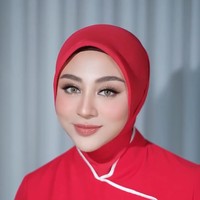 Sementara untuk riasan wajahnya Margin mempercayakan MUA Nanathnadia. Istri Ali Syakieb itu tampil flawless dengan riasan soft glam. Fokus pada area mata yang tegas, sementara bibir diberi warna lembut sehingga wajah terlihat segar. Foto: Instagram/@marginw