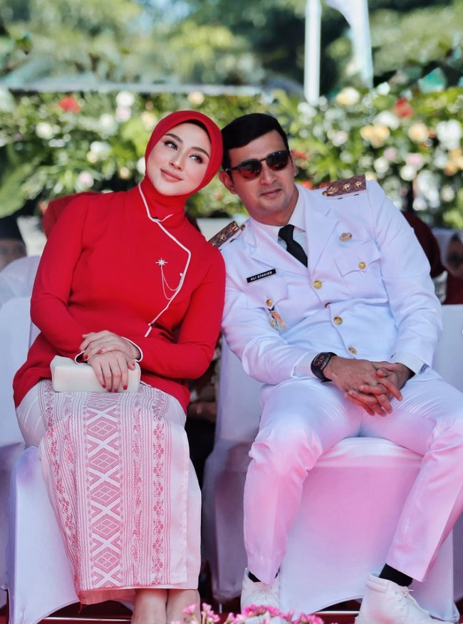 Duduk berdampingan dengan sang suami yang gagah mengenakan seragam dinas putih, keduanya terlihat serasi. Foto: Instagram/@marginw