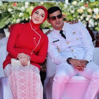 Duduk berdampingan dengan sang suami yang gagah mengenakan seragam dinas putih, keduanya terlihat serasi. Foto: Instagram/@marginw