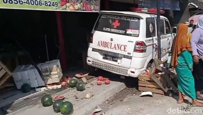 mbulans menabrak ruko dan lapak pedagang di pasar Bayat, Klaten, Senin (18/8/2025).