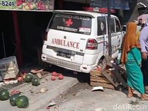 Ambulans Oleng Seruduk Motor hingga Kios di Pasar Bayat Klaten