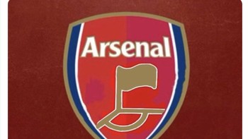 Logo baru Arsenal sebagai jagoan tendangan sudut. Gol kemenangan 1-0 lawan MU berasal dari tendangan sudut Declan Rice yang dieksekusi dengan baik, diakhiri sundulan Riccardo Calafiori setelah blunder Altay Bayindir. Foto: X.com