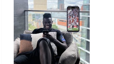 Meme Arsenal Hajar MU: Blunder Bayindir, Onana Dirindu